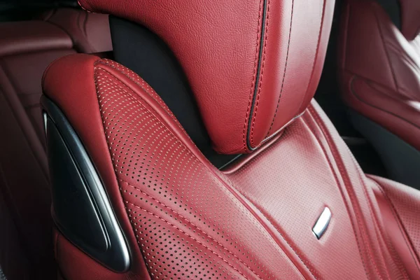现代豪华车内 室内的威望现代汽车 舒适的皮革红色座椅 红色穿孔皮革 现代汽车内饰细节 — 图库照片