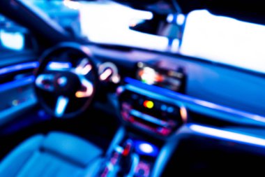 Arabanın iç kısmının bulanık görüntüsü. Gösterge paneli. Görüntü, ulaşım geçmişine odaklanmış. İçeriden araba sürüyorum. Bokeh ışık arkaplanı