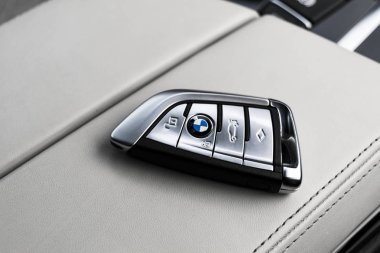 Bmw 650i 2019 'un modern kablosuz anahtarlarını beyaz deri arabanın içinde kapatın. Modern araba iç dekorasyonu. Araba içeride.