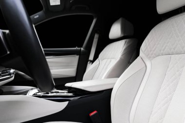 Doğal ahşap panelmodern lüks araba beyaz deri iç doğal ahşap panel ile modern lüks araba beyaz deri iç modern lüks araba beyaz deri iç. Dikiş ile deri oto koltuğu detayları parçası. Prestij modern araba iç. Beyaz delikli deri. Araç detay