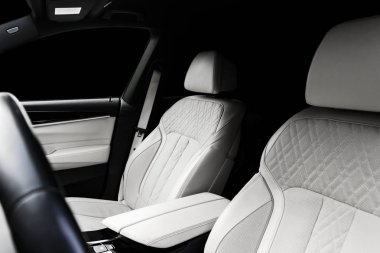 Doğal ahşap panelmodern lüks araba beyaz deri iç doğal ahşap panel ile modern lüks araba beyaz deri iç modern lüks araba beyaz deri iç. Dikiş ile deri oto koltuğu detayları parçası. Prestij modern araba iç. Beyaz delikli deri. Araç detay