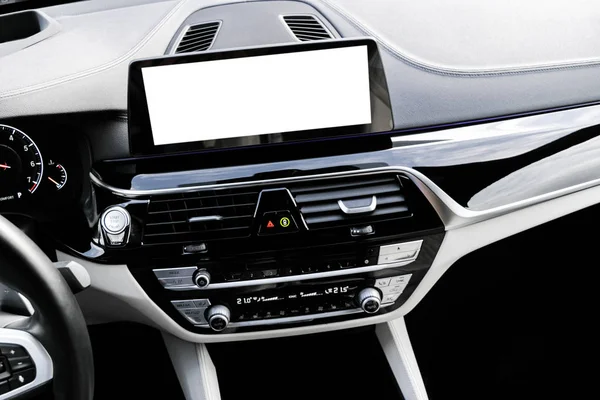 Monitor en coche con uso de pantalla en blanco aislado para mapaMonitor en coche con uso de pantalla en blanco aislado para mapas de navegación y GPS. Aislado en blanco con camino de recorte. Detallando el coche. Pantalla del coche con pantalla en blanco. Detalles interiores del coche moderno — Foto de Stock