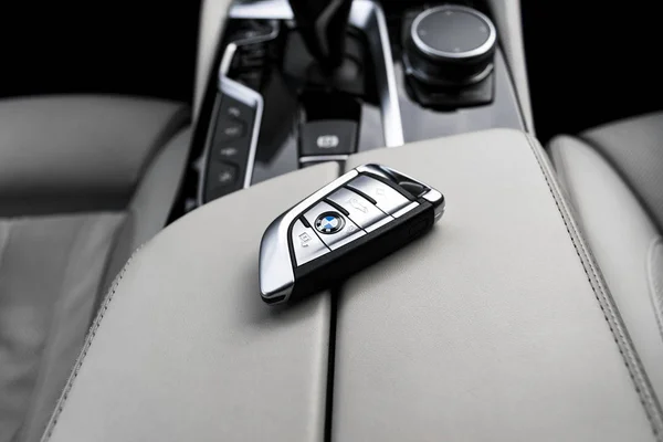 Primer plano de las llaves inalámbricas modernas de BMW 650i 2019 en el interior del coche de cuero blanco. Detalles interiores del coche moderno. Coche dentro — Foto de Stock