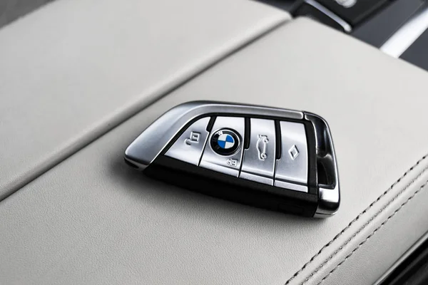 Close up of modern wireless keys of Bmw 650i 2019 in white leather car interior. Nowoczesne szczegóły wnętrza samochodu. Samochód w środku — Zdjęcie stockowe