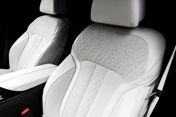 Modernes Luxusauto weißes Lederinterieur mit Naturholzpaneelmodernes Luxusauto weißes Lederinterieur mit Naturholzpaneel. Teil des Autositzes aus Leder mit Nähten. Interieur des modernen Prestigeautos. weißes perforiertes Leder. Auto-Details — Stockfoto