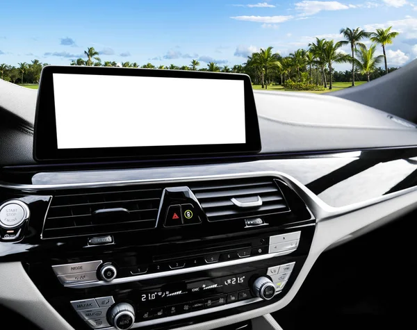 Monitor en coche con uso de pantalla en blanco aislado para mapaMonitor en coche con uso de pantalla en blanco aislado para mapas de navegación y GPS. Aislado en blanco con camino de recorte. Detallando el coche. Pantalla del coche con pantalla en blanco. Detalles interiores del coche moderno — Foto de Stock