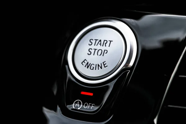Motoru durdurma düğmesine odaklı araç paneli. Modern araba iç dekorasyonu. Başlat / durdur düğmesi. Araba içeride. Uzaktan başlatıcıyı ateşle — Stok fotoğraf