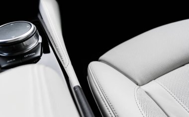 Modern lüks araba beyaz deri iç döşeme doğal ahşap panelli lüks araba beyaz deri iç döşeme doğal ahşap panel. Deri koltuğun dikişli bir parçası. Gösterge paneliyle iç mekan. Beyaz delinmiş deri. Araba tamiri. Araba!