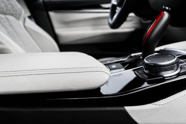 Modern lüks araba beyaz deri iç döşeme doğal ahşap panelli lüks araba beyaz deri iç döşeme doğal ahşap panel. Deri koltuğun dikişli bir parçası. Gösterge paneliyle iç mekan. Beyaz delinmiş deri. Araba tamiri. Araba!