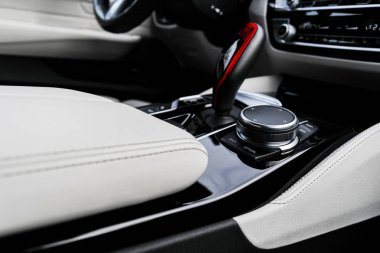 Modern lüks araba beyaz deri iç döşeme doğal ahşap panelli lüks araba beyaz deri iç döşeme doğal ahşap panel. Deri koltuğun dikişli bir parçası. Gösterge paneliyle iç mekan. Beyaz delinmiş deri. Araba tamiri. Araba!