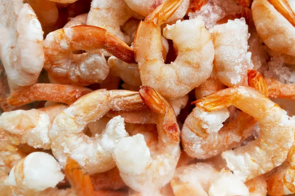 Raw frozen and peeled shrimp background. Pile of frozen shrimps  .Close-up of frozen shrimps. A lot of royal shrimp macro shot — Stock Photo, Image