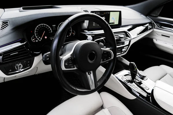 Intérieur moderne en cuir blanc de voiture de luxe avec panneau en bois naturelIntérieur moderne en cuir blanc de voiture de luxe avec panneau en bois naturel. Partie des détails du siège d'auto en cuir avec coutures. Intérieur avec tableau de bord. Cuir perforé blanc. Détails de la voiture. Voiture i — Photo