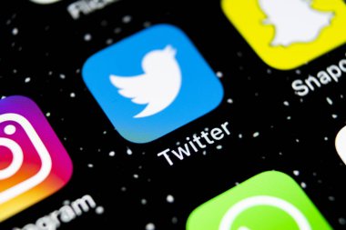 Apple iphone X akıllı telefon ekranında Twitter uygulama simgesi yakın çekim. Twitter uygulama simgesi. Sosyal medya simgesi. Sosyal ağ