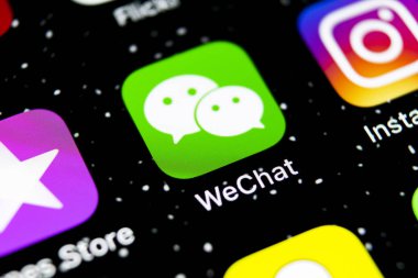 Apple iphone X akıllı telefon ekranında Wechat messenger uygulama simgesi yakın çekim. Wechat messenger uygulaması simgesi. Sosyal medya ağı.