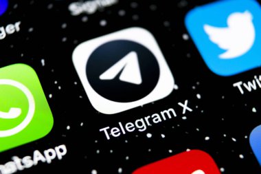 Apple iphone X ekranında Telegram X uygulama simgesi yakın çekim. Telegram X uygulama simgesi. Telegram X bir online sosyal medya ağıdır. Sosyal medya uygulaması