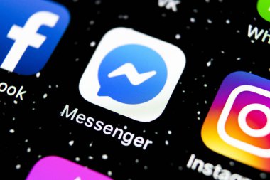 Apple iphone X ekranında Facebook messenger uygulama simgesi yakın çekim. Facebook messenger uygulaması simgesi. Online internet sosyal medya ağı. Sosyal medya uygulaması