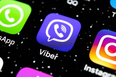 Apple iphone X akıllı telefon ekranında Viber uygulama simgesi yakın çekim. Viber uygulama simgesi. Sosyal medya simgesi. Sosyal ağ