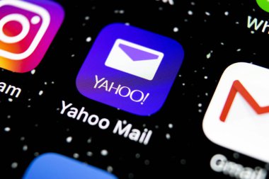 Apple iphone X akıllı telefon ekranında Yahoo Posta uygulaması simgesi. Yahoo posta uygulaması simgesi. Sosyal ağ. Sosyal ortam simgesi