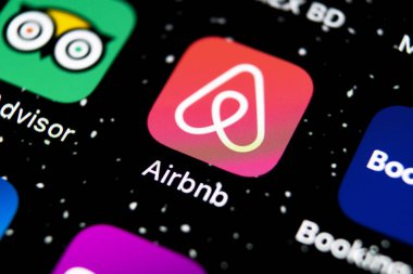 Apple iphone X ekran yakın çekim Airbnb uygulama simgesi. Airbnb app simgesi. Airbnb.com özel oda için online web sitesidir. sosyal medya ağı.