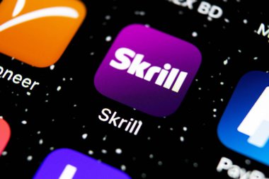 Apple iphone X smartphone ekran yakın çekim Skrill uygulama simgesi. Skrill app simgesi. Skrill bir online elektronik Finans ödeme sistemidir.