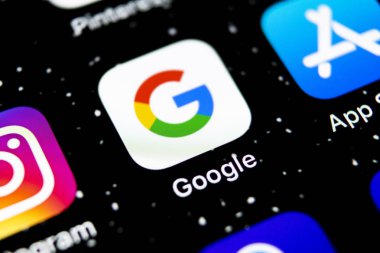 Apple iphone X akıllı telefon ekranında Google arama uygulaması simgesi yakın çekim. Google uygulama simgesi. Sosyal ağ. Sosyal medya simgesi