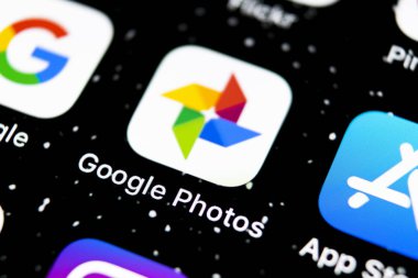 Apple iphone X ekranında Google Fotoğraflar uygulama simgesi yakın çekim. Google Fotoğraflar simgesi. Google fotoğraf uygulaması. Sosyal medya ağı