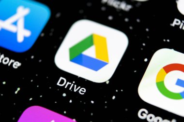 Apple iphone X ekranında Google Drive uygulama simgesi yakın çekim. Google sürücü simgesi. Google Drive uygulaması. Sosyal medya ağı
