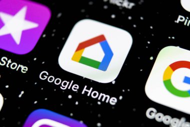 Apple iphone X akıllı telefon ekranında Google Home uygulama simgesi yakın çekim. Google home uygulama simgesi. Sosyal ağ. Sosyal medya simgesi