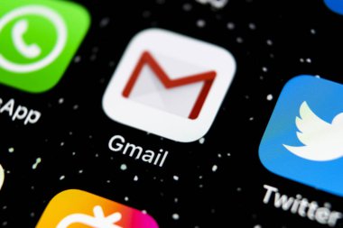 Apple iphone X akıllı telefon ekranında Google Gmail uygulama simgesi yakın çekim. Gmail uygulama simgesi. Gmail popüler Internet çevrimiçi e-postadır. Sosyal medya simgesi  