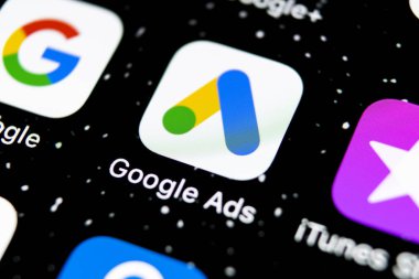 Apple iphone X ekranında Google Ads Adwords uygulama simgesi yakın çekim. Google Reklam Sözcükleri simgesi. Google reklamları Adwords uygulaması. Sosyal medya ağı