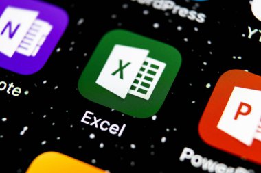 Microsoft Excel uygulama simgesi üzerinde Apple iphone X ekran yakın çekim. Microsoft office Excel app simgesi. Microsoft office üstünde hareket eden telefon. Sosyal medya
