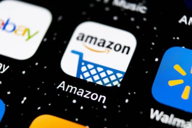Apple iphone X ekranında Amazon alışveriş uygulaması simgesi yakın çekim. Amazon alışveriş uygulaması simgesi. Amazon mobil uygulama. Sosyal medya ağı