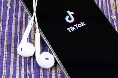 Apple iphone X ekranında Tik Tok uygulama simgesi yakın çekim. Tik Tok simgesi. tik tok uygulaması. Tiktok Sosyal medya ağı. Sosyal medya simgesi