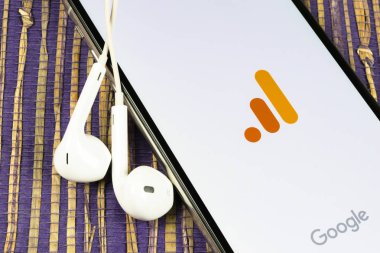 Apple iphone X ekranında Google Analytics uygulama simgesi yakın çekim. Google Analytics simgesi. Google Analytics uygulaması. Sosyal medya ağı