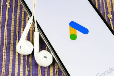 Apple iphone X ekranında Google Ads Adwords uygulama simgesi yakın çekim. Google Reklam Sözcükleri simgesi. Google reklamları Adwords uygulaması. Sosyal medya ağı
