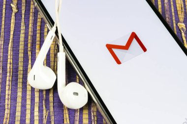 Apple iphone X akıllı telefon ekranında Google Gmail uygulama simgesi yakın çekim. Gmail uygulama simgesi. Gmail popüler Internet çevrimiçi e-postadır. Sosyal medya simgesi