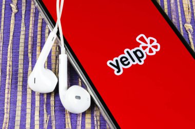 Apple iphone X ekranında Yelp uygulama simgesi yakın çekim. Yelp uygulama simgesi. Yelp.com uygulama. Sosyal ağ. Sosyal medya
