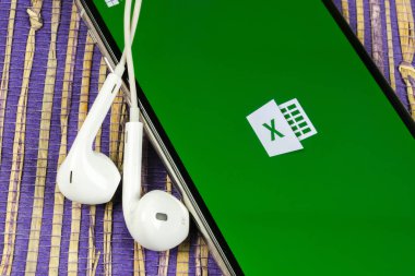 Microsoft Excel uygulama simgesi üzerinde Apple iphone X ekran yakın çekim. Microsoft office Excel app simgesi. Microsoft office üstünde hareket eden telefon. Sosyal medya