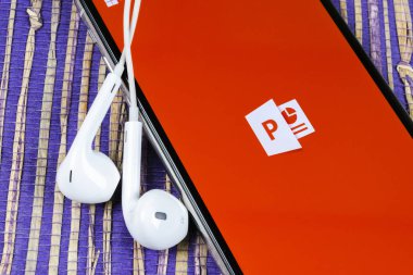 Microsoft office Powerpoint uygulama simgesini Apple iphone X ekran yakın çekim. PowerPoint uygulaması simgesi. Microsoft Power Point uygulaması. Sosyal medya ağı