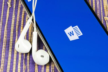 Microsoft Word uygulama simgesi üzerinde Apple iphone X ekran yakın çekim. Microsoft office word simgesini. Microsoft office üstünde hareket eden telefon. Sosyal medya
