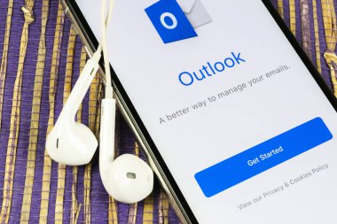 Microsoft Outlook office uygulama simgesini Apple iphone X ekran yakın çekim. Microsoft outlook app simgesi. Microsoft Outlook uygulama. Sosyal medya ağı