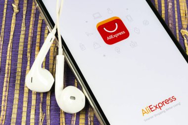 Apple iphone X akıllı telefon ekranında Aliexpress uygulama simgesi. Aliexpress uygulama simgesi. Aliexpress.com popüler e-ticaret uygulamasıdır. Sosyal medya simgesi