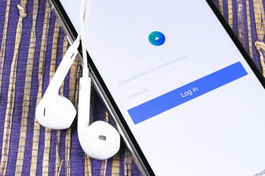 Apple iphone X ekranında Facebook Reklamları uygulama simgesi yakın çekim. Facebook Business uygulaması simgesi. Facebook Reklamları mobil uygulaması. Sosyal medya ağı