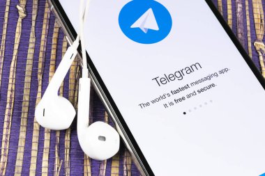 Apple iphone X ekranında Telegram uygulama simgesi yakın çekim. Telegram uygulaması simgesi. Telegram bir online sosyal medya ağıdır. Sosyal medya uygulaması