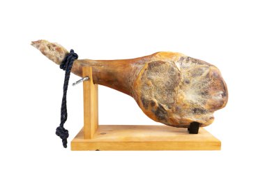 Jamon Serrano. Beyaz arka planda izole edilmiş bir İspanyol jambonu. Geleneksel İspanyol jamonu Serrano bacağı izole edildi. Kurutulmuş jambon. Bütün bacağını. Jamon jamonero standında