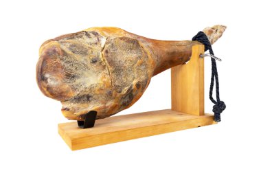 Jamon Serrano. Beyaz arka planda izole edilmiş bir İspanyol jambonu. Geleneksel İspanyol jamonu Serrano bacağı izole edildi. Kurutulmuş jambon. Bütün bacağını. Jamon jamonero standında