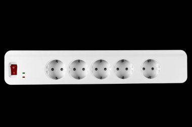 Dalgalanma koruyucusu siyah arkaplanda izole edilmiş. Siyah arkaplandaki elektrik şeridine yakın çekim. Güç dalgalanması izole edildi. Ev gerilimi koruyucusu