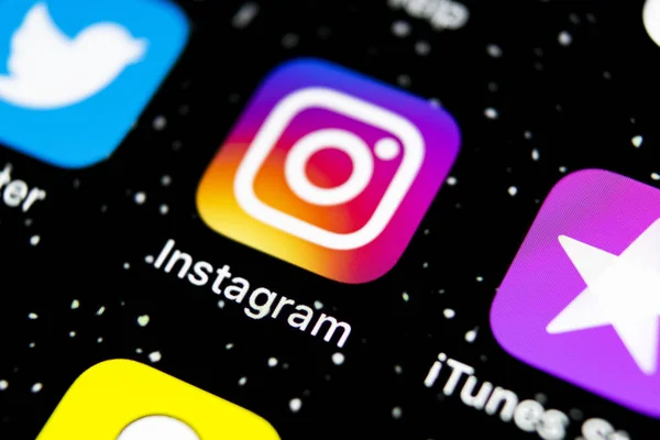 Instagram applicatie icoon op Apple iPhone X smartphone scherm close-up. Instagram app icoon. Pictogram voor sociale media. Sociaal netwerk — Stockfoto