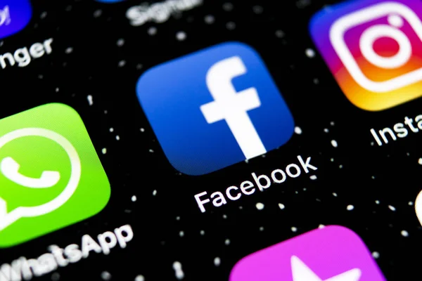 Facebook application icon on Apple iPhone X smartphone screen close-up. Facebook app icon. Social media icon. Social network — Stock Photo, Image