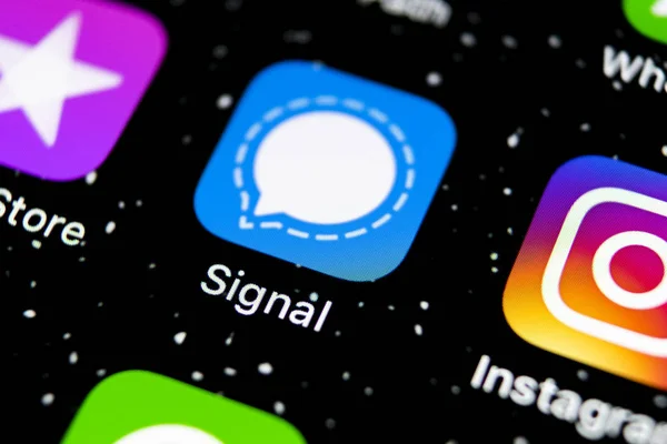 Signal messenger application icon on Apple iPhone X smartphone screen close-up. Signal messenger app icon. Social media network. — Stock Photo, Image